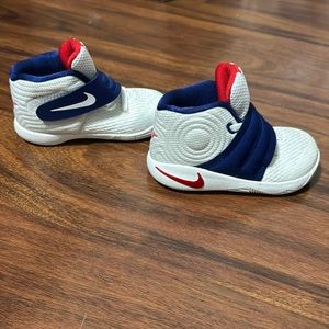 Nike Kyrie 2 size 5c